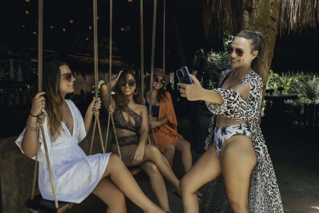 amigas disfrutando de un día de playa en Ziggy Tulum
